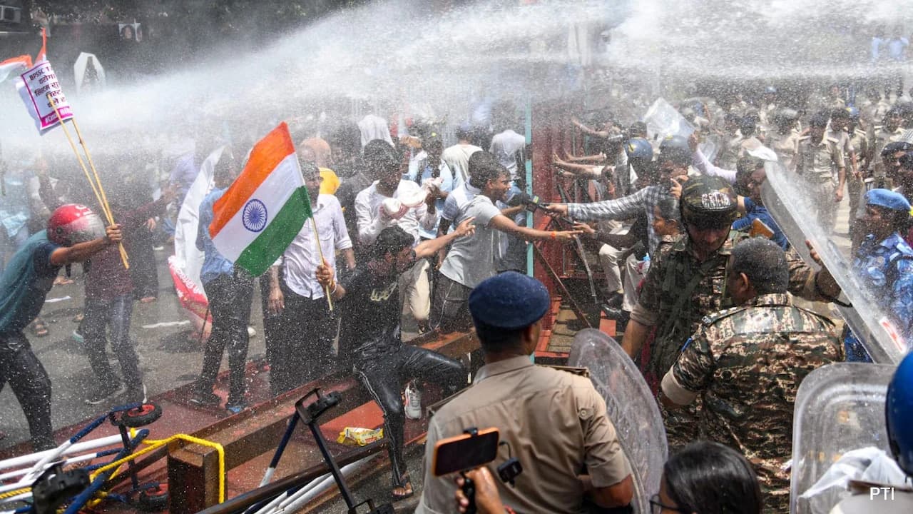 Bihar Students Break Barricades, Stones Thrown, Cops Use Water Cannons