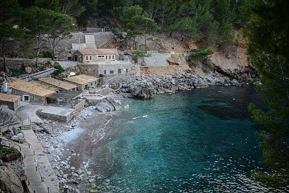 Holidaymakers' 'selfie tourism' blamed for traffic chaos at island beauty spot