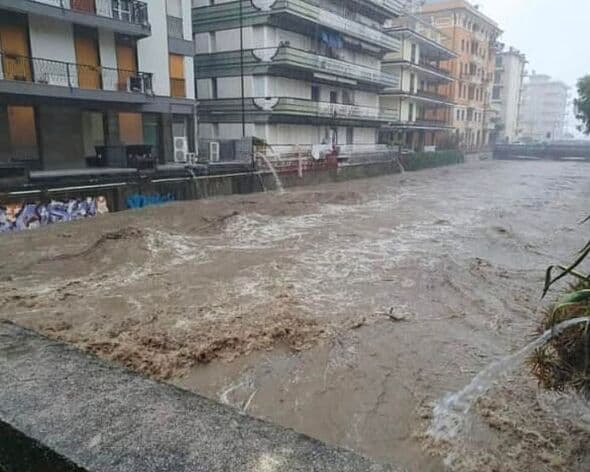 Chaos as tourist hotspot lashed with flash flooding and brutal storms - 'Be prepared'
