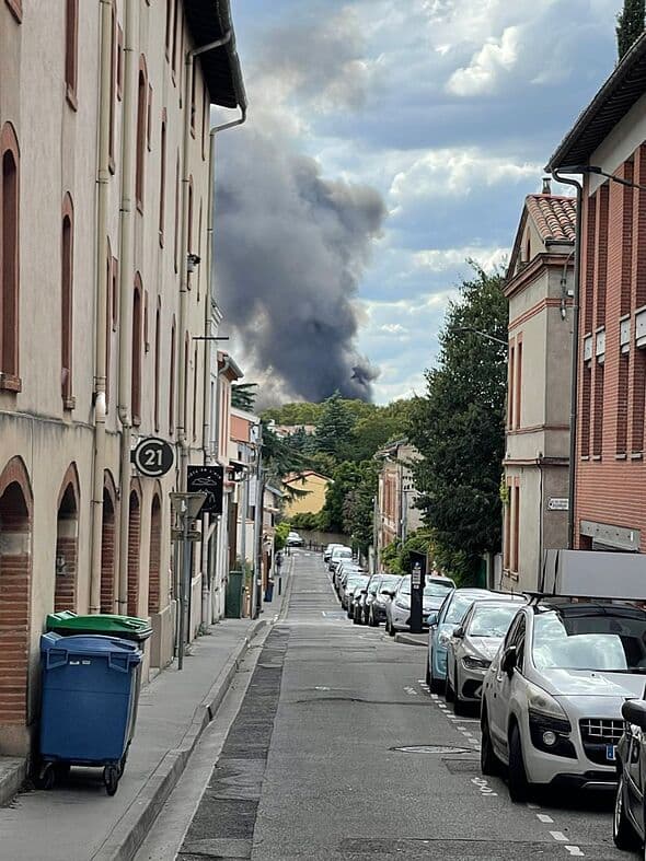 Toulouse fire: 'Several explosions' heard as smoke fills the air in major French city