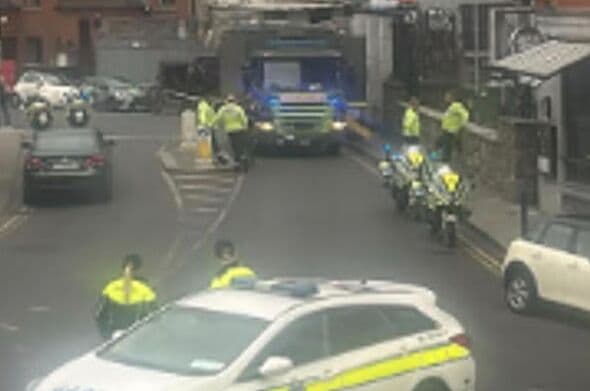 Army bomb disposal team swarm Dublin street as 'suspiscious device' found