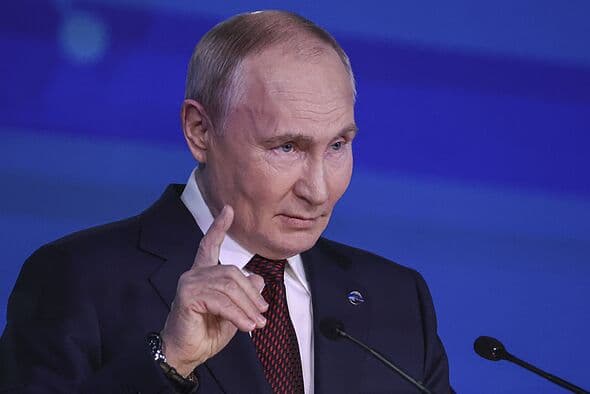 Russia issues horror WW3 threat to strike 5 UK locations - map shows targets