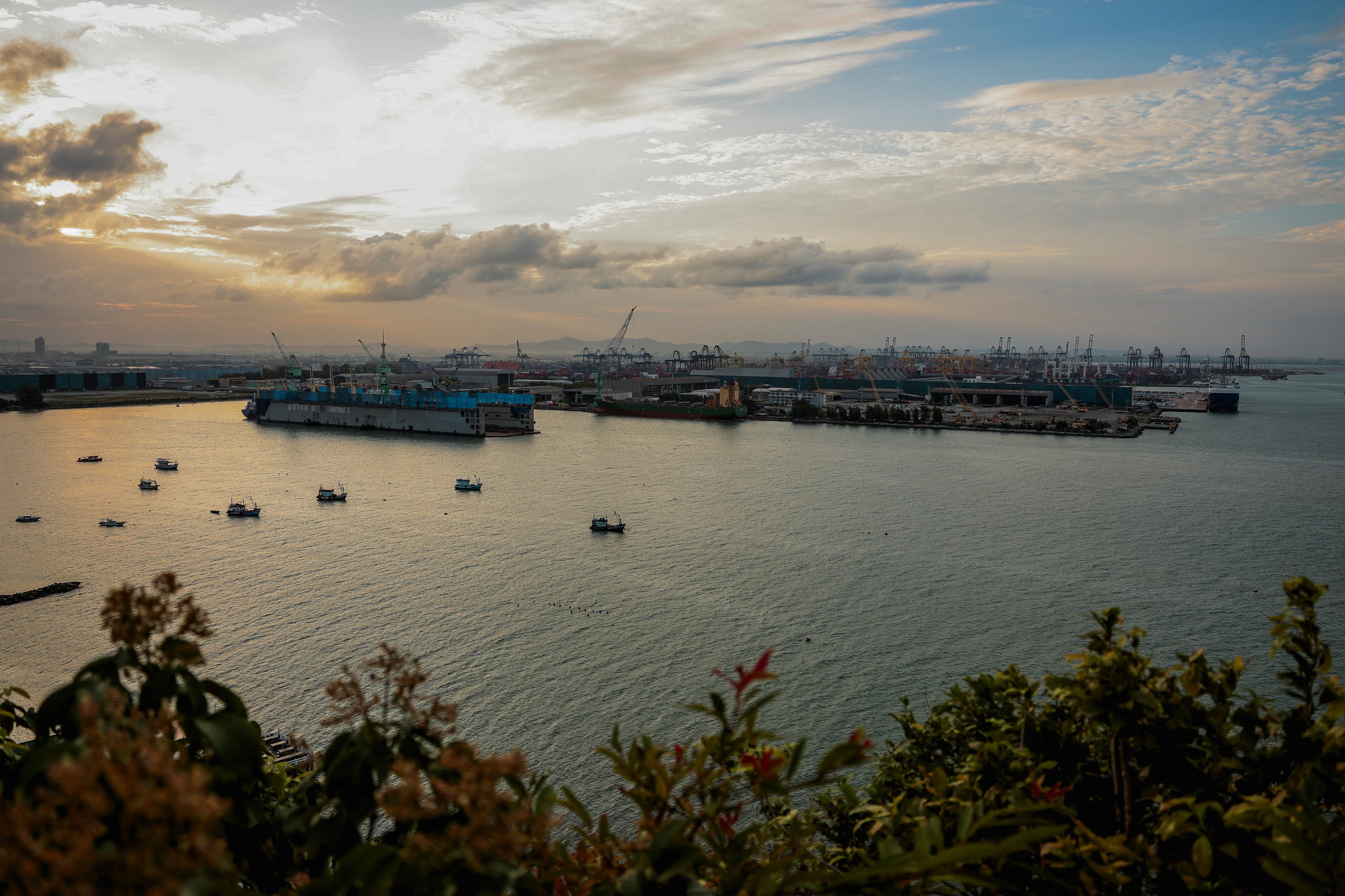 After over 200 days at sea, USS Abraham Lincoln arrives in Thailand