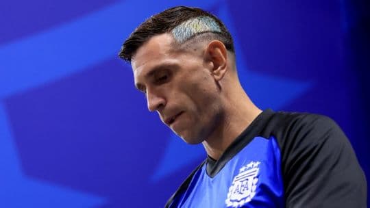 'Dibu' Martínez is a Blue! Chelsea unveils Argentine star on a three-year contract