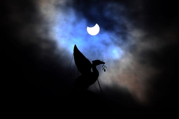One thing anyone with mobile phone must do to take picture of solar eclipse