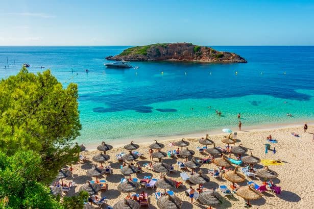 Tourists on popular Spanish beach warned of 'biting fish' leaving swimmers bleeding