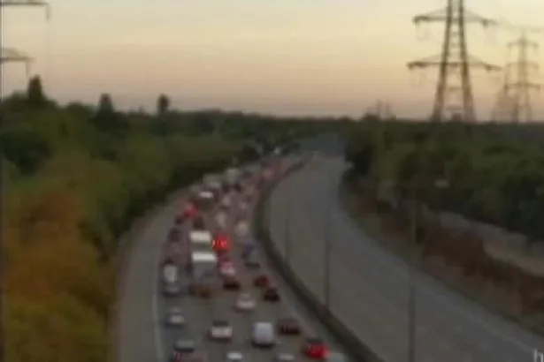 M25 traffic: Motorway shut after serious collision as police issue urgent Heathrow and Gatwick warning