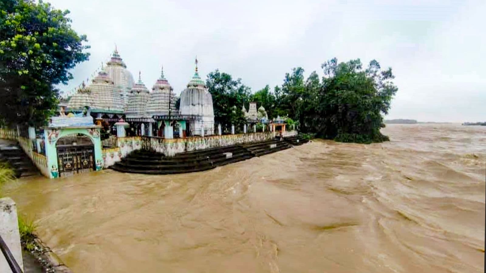Odisha on high alert for flood as Mahanadi level rises; over 6 lakh hit