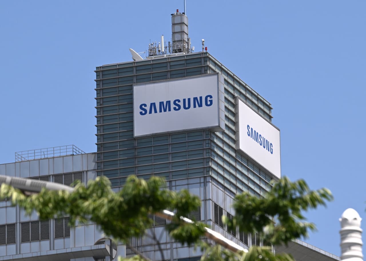 When it comes to returning cash to shareholders, anything SK Hynix can do, Samsung can do bigger