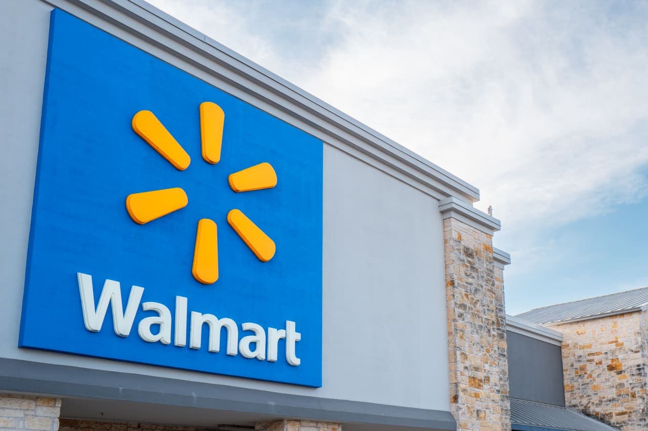 Walmart sales growth slowdown tests consumer resilience, shares slide 10%