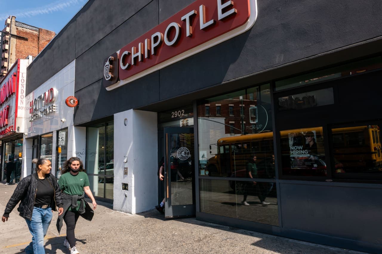 Chipotle pulls jalapeños from restaurants amid salmonella outbreak