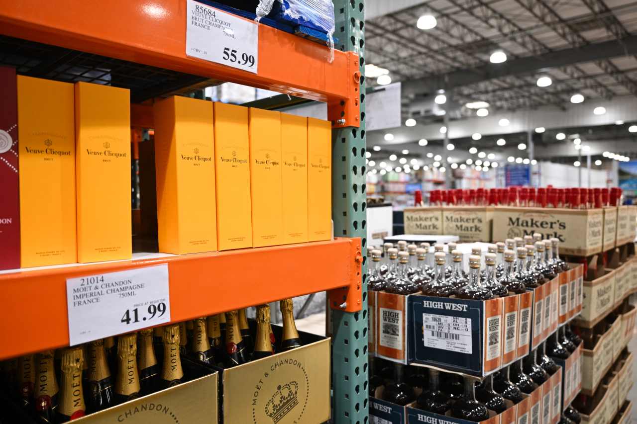 Wholesale prices flatten out in July and inflation eases. A Fed rate hike is in doubt.