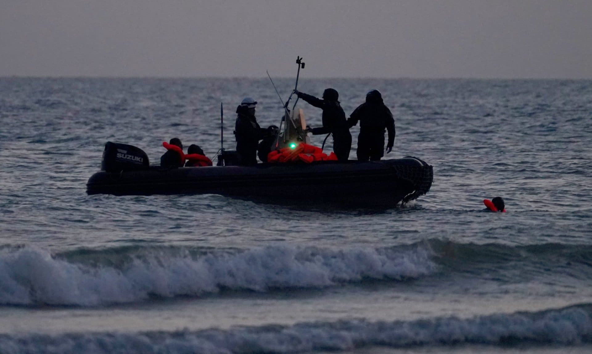 Home Office could withhold £160m from France if police fail to stop small boats