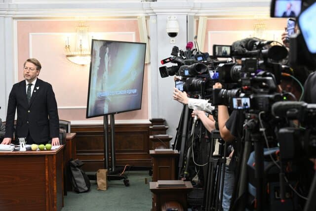 Russia’s Supreme Court could kick anti-war party Yabloko off the ballot over alleged copyright violations. The disputed materials include ChatGPT-generated images and photos from 1945.