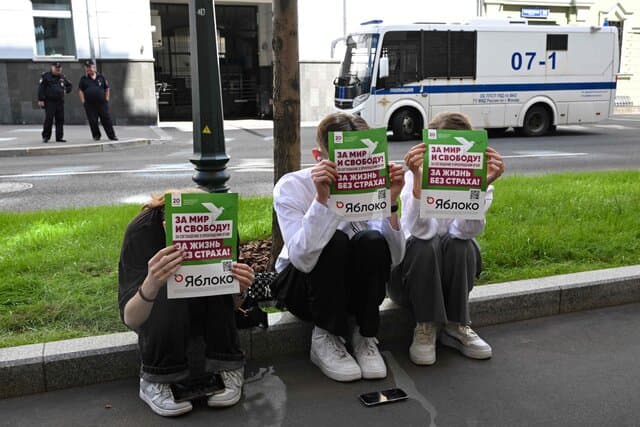 The Kremlin let Russia’s only anti-war party, Yabloko, onto the ballot to bleed protest votes. But when it started polling at 6%, the Supreme Court stepped in.