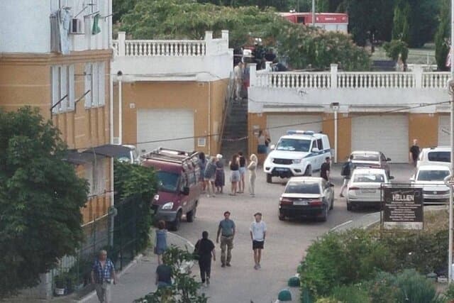 Explosion kills Russian serviceman in occupied Sevastopol. Unconfirmed reports identify the victim as a former Ukrainian submarine commander who defected to Russia.