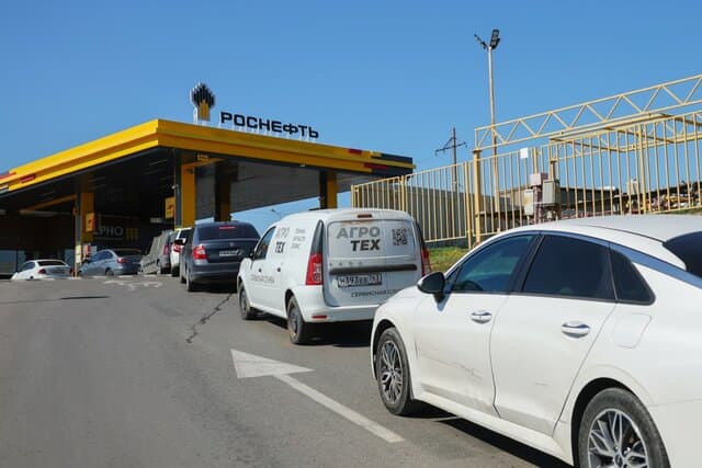 Russia’s second fuel crisis this summer: prices climbing, rationing in 59 regions, and now a motor oil shortage
