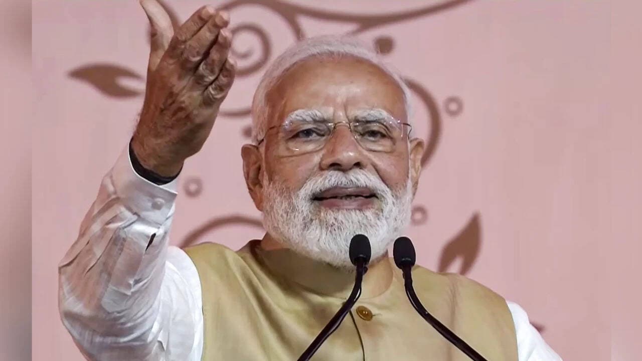 Marble statue of Swami Vivekananda presented to Modi