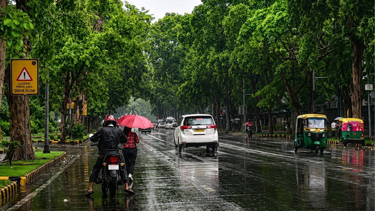 Heavy rain lashes Delhi, IMD issues orange alert as waterlogging slows traffic