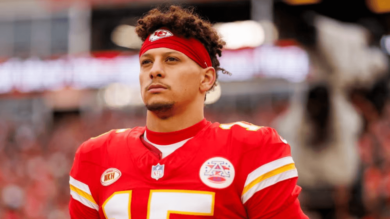 Patrick Mahomes begs Andy Reid to play him as fans question Chiefs coach's decision, 'going to throw up'