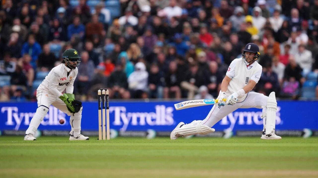 England leave Pakistan on the ropes at Headingley after day 2