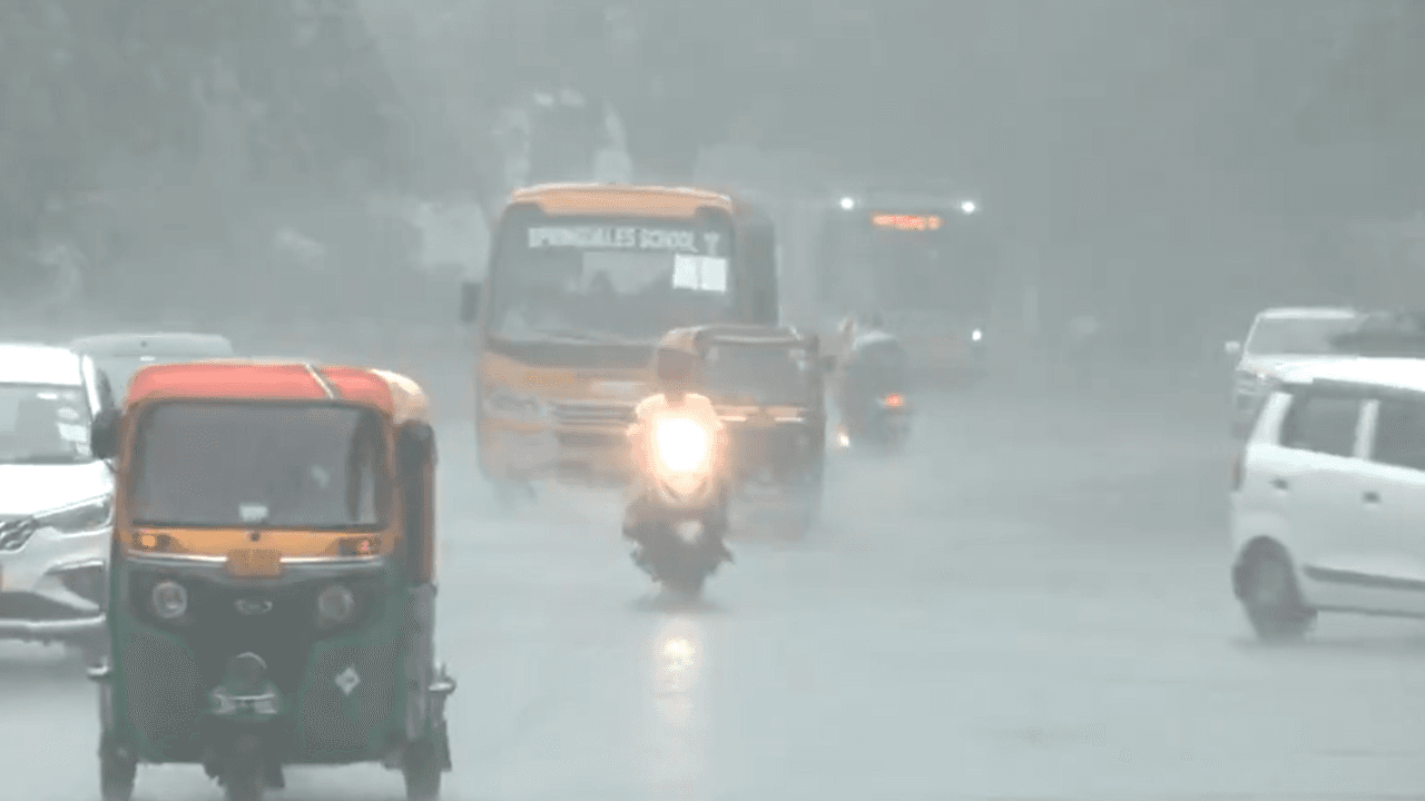 Heavy rain lashes Delhi-NCR; Gurgaon offices, schools shift to online mode