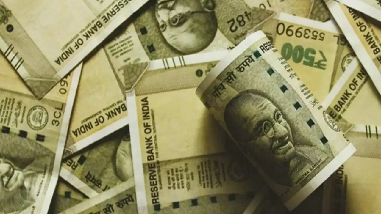 Rupee falls 13 paise to 95.56 as crude rises, Fed hike bets strengthen dollar