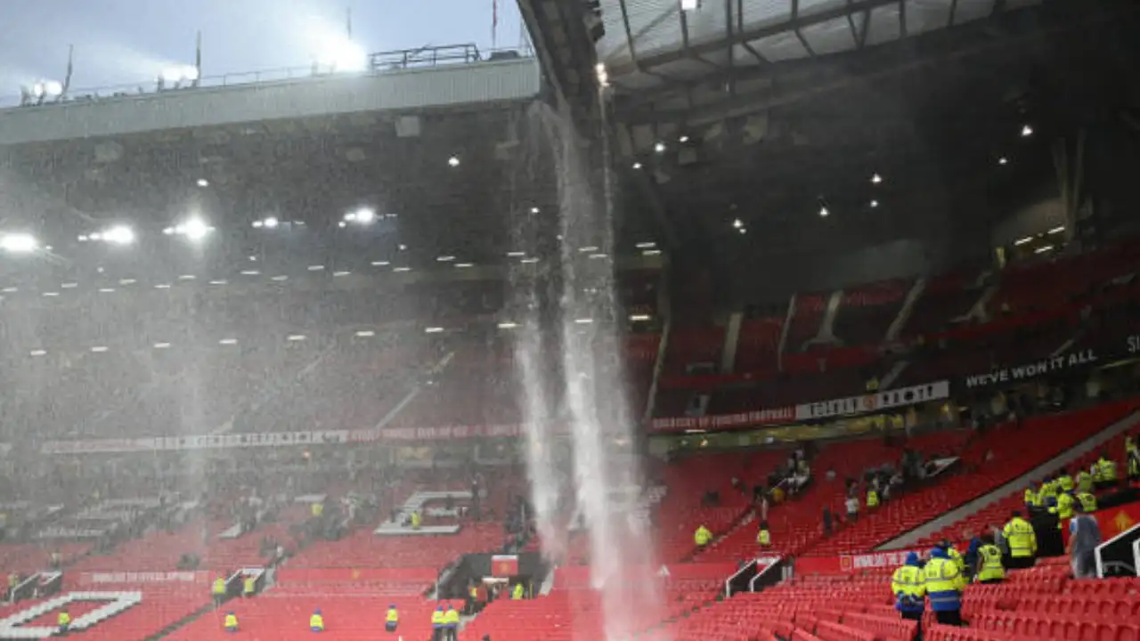 Manchester United fans baffled as Old Trafford roof still leaks