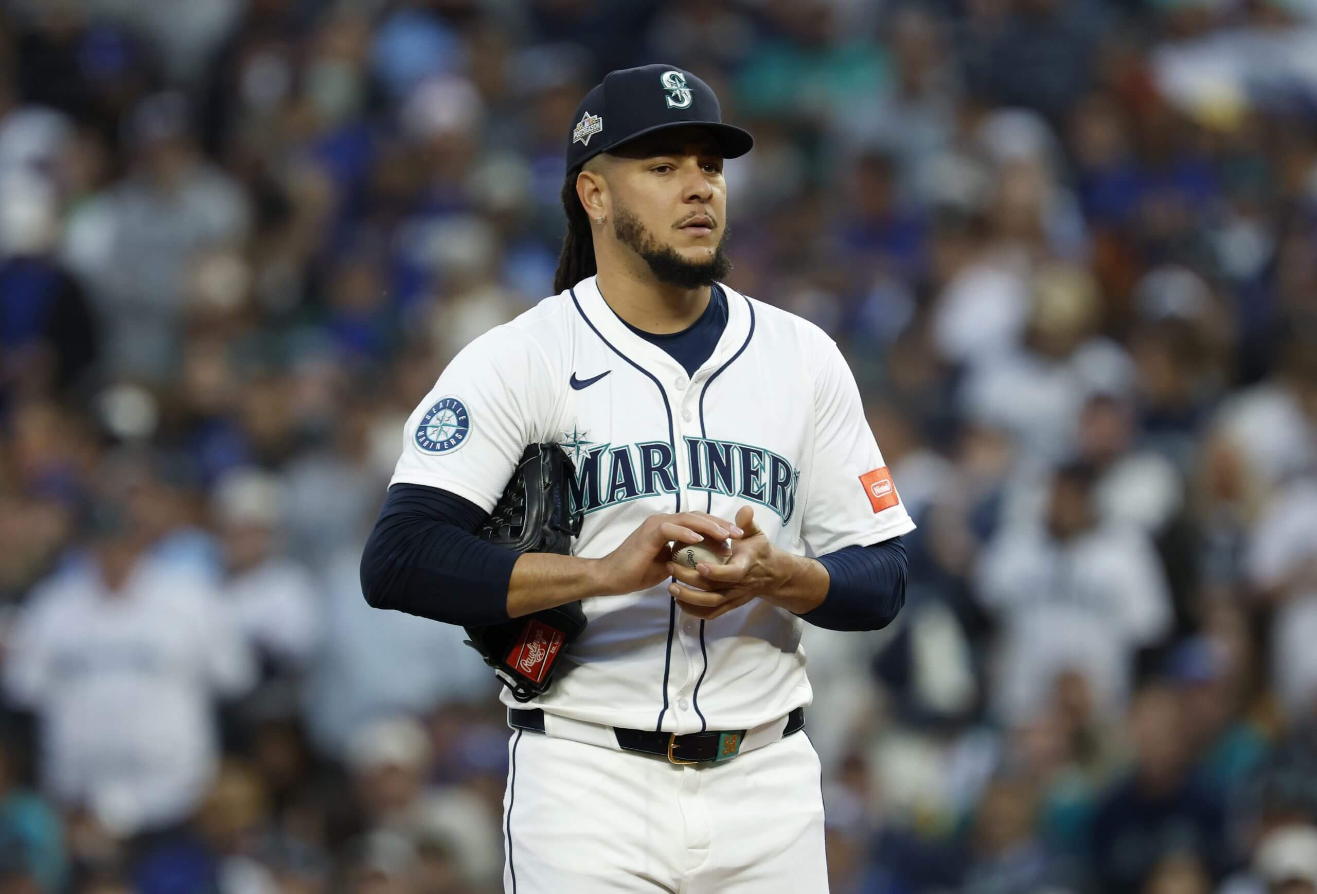 Mariners add a real prospect while shedding Luis Castillo's salary