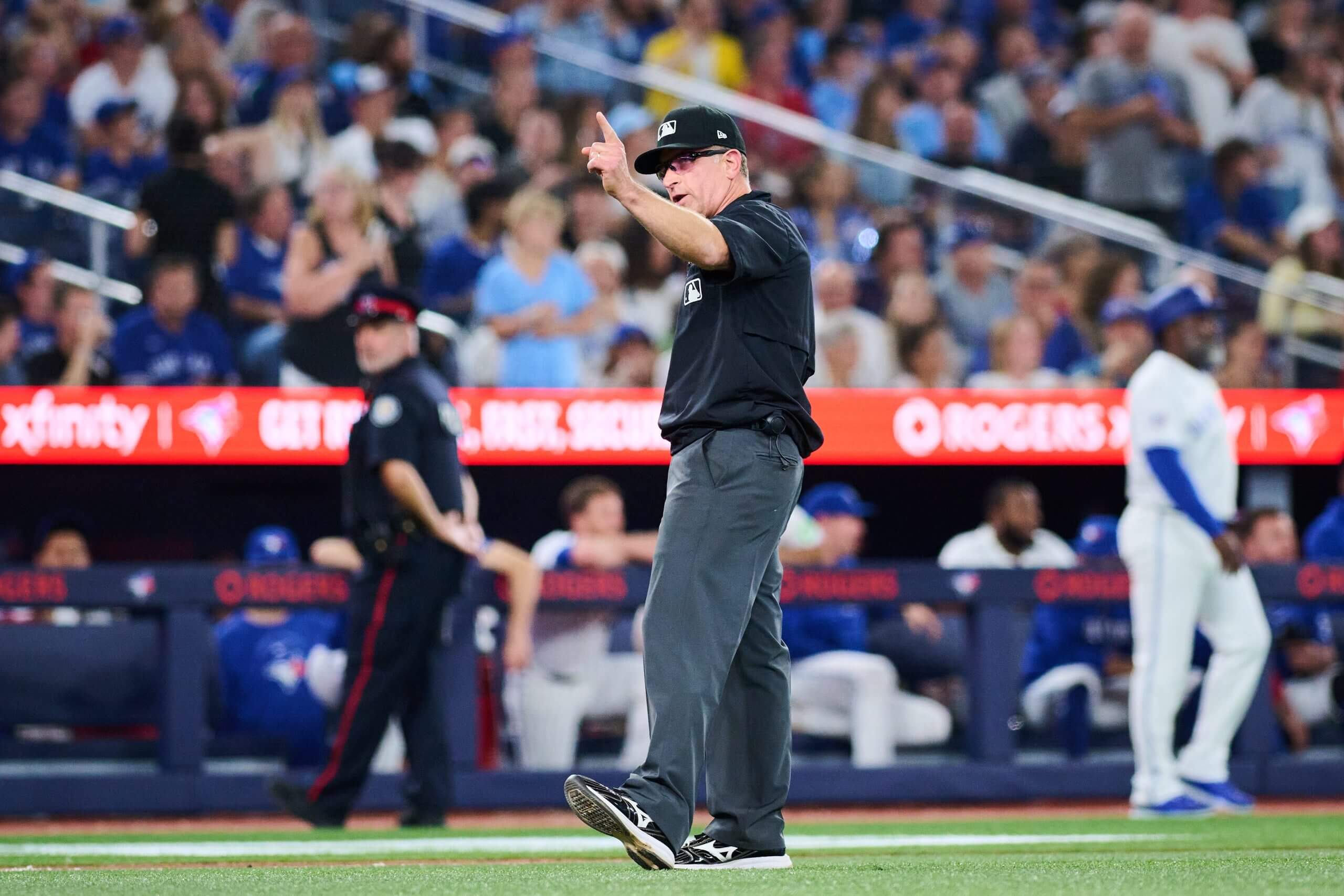 Red Sox-Blue Jays game delayed amid confusion over scoreboard, number of outs
