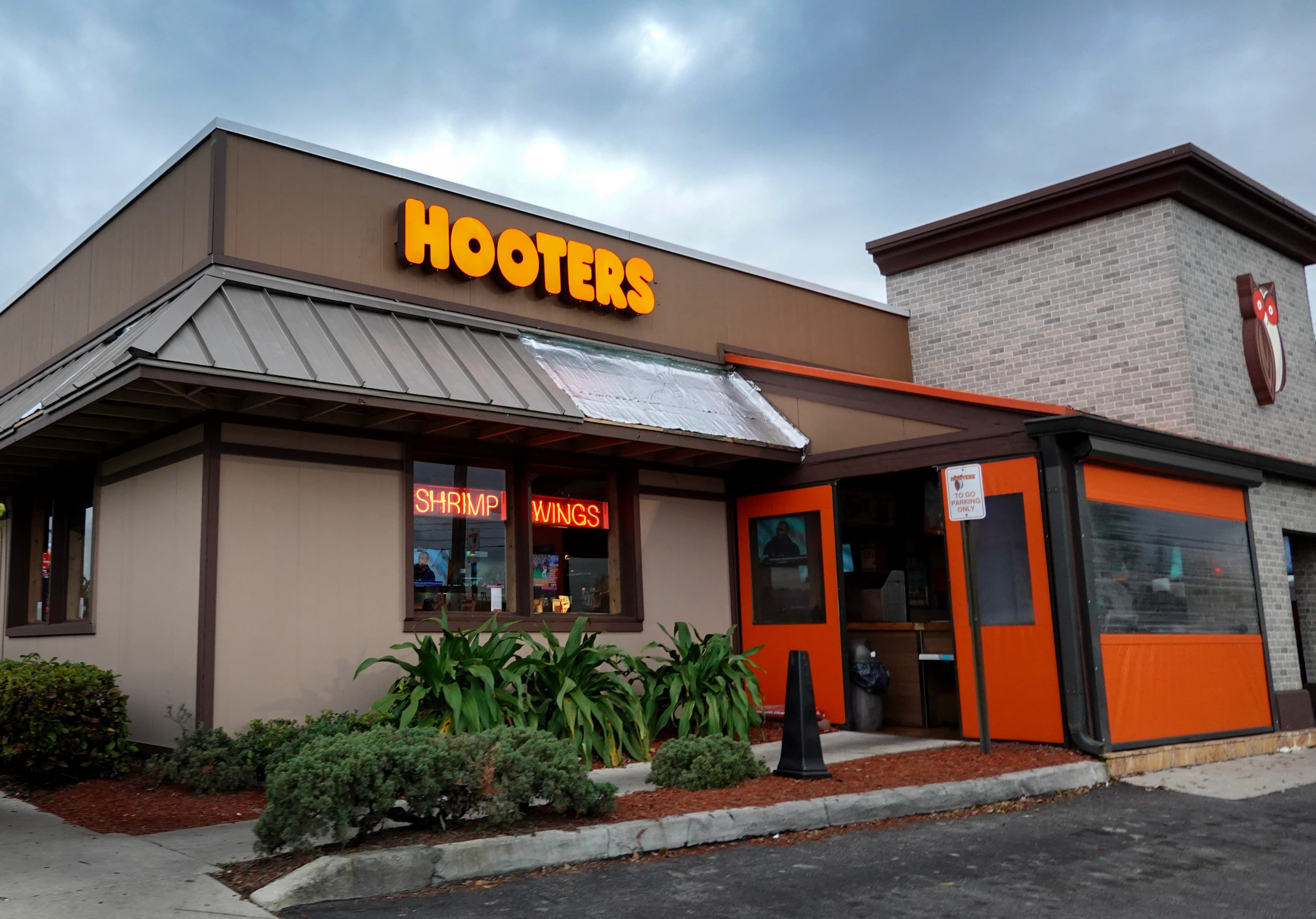 Hooters Restaurant Movie in the Works — Film News in Brief