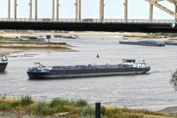 Water flow through Rijn river drops to record low; Could split waterway in half