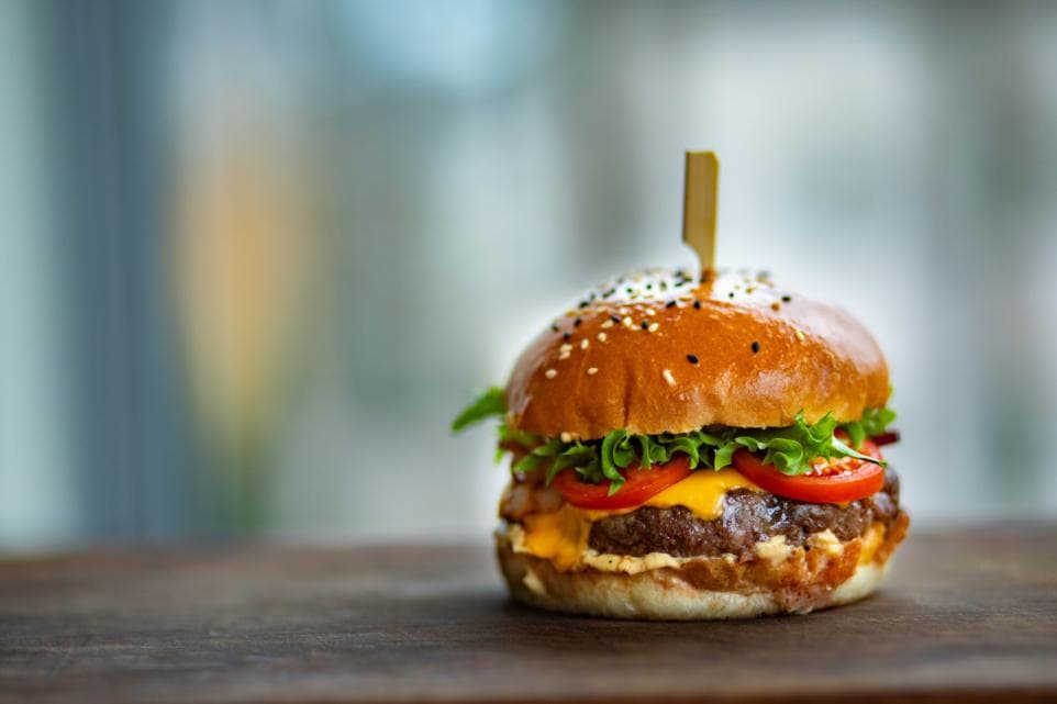 Huge fast food chain restaurant reopens in Glasgow with 1000 free burgers for grabs