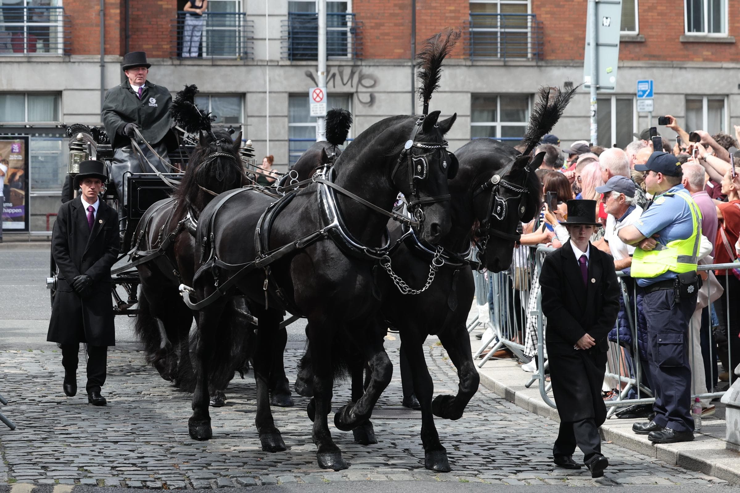 Thousands gather in Dublin to say farewell to Oscar‑winning musician Glen Hansard