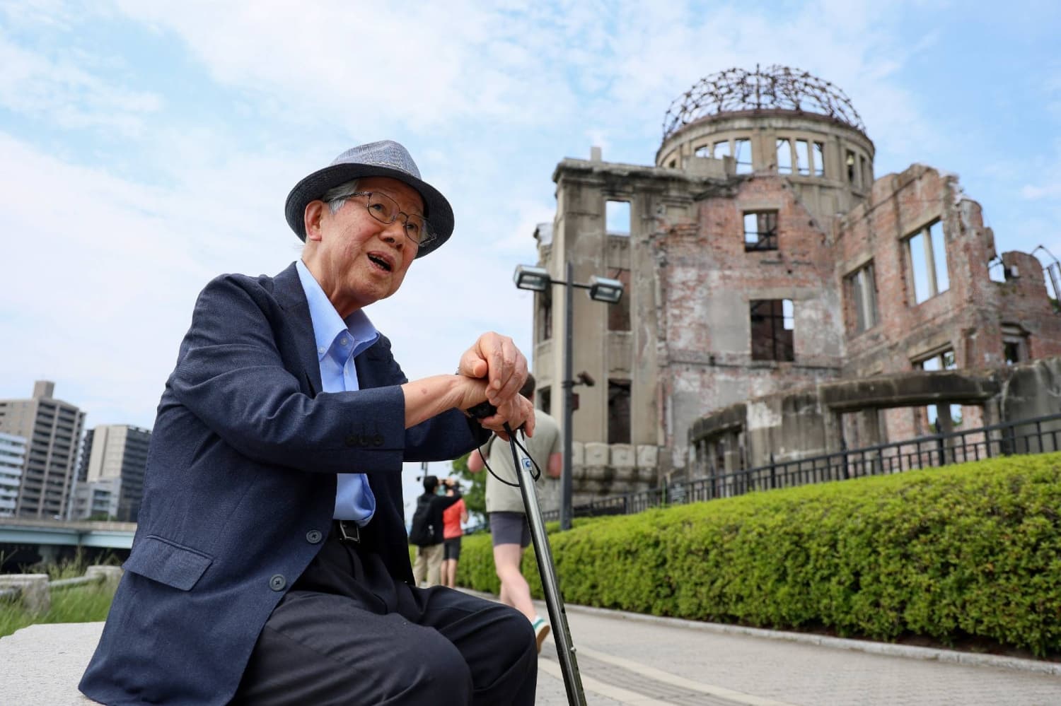 Hiroshima A-bomb girl inspiring Filipino children to fold peace cranes