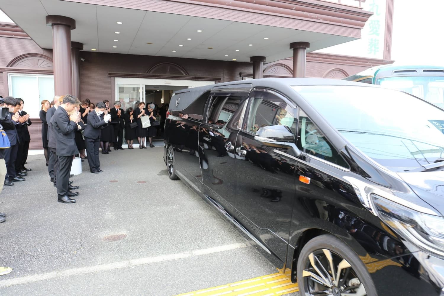 Two employees were sent back into Kumamoto mall before explosion