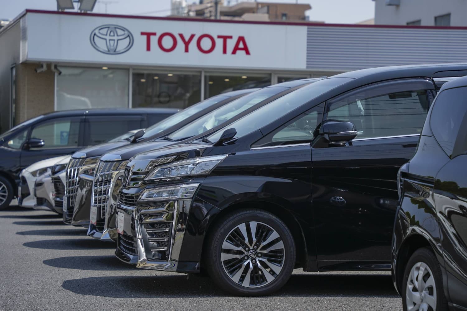 Toyota lifts FY 2026 net profit outlook on weaker yen, robust hybrid demand