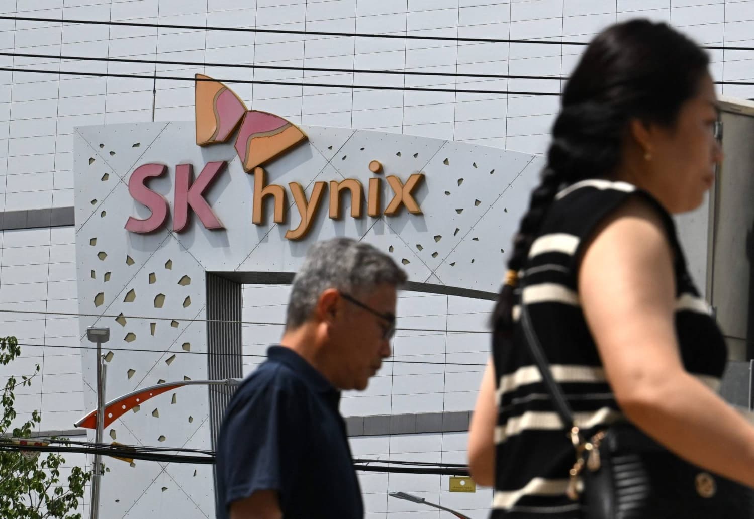 Samsung, SK Hynix test Chinese chip tools as hedge against U.S. risks