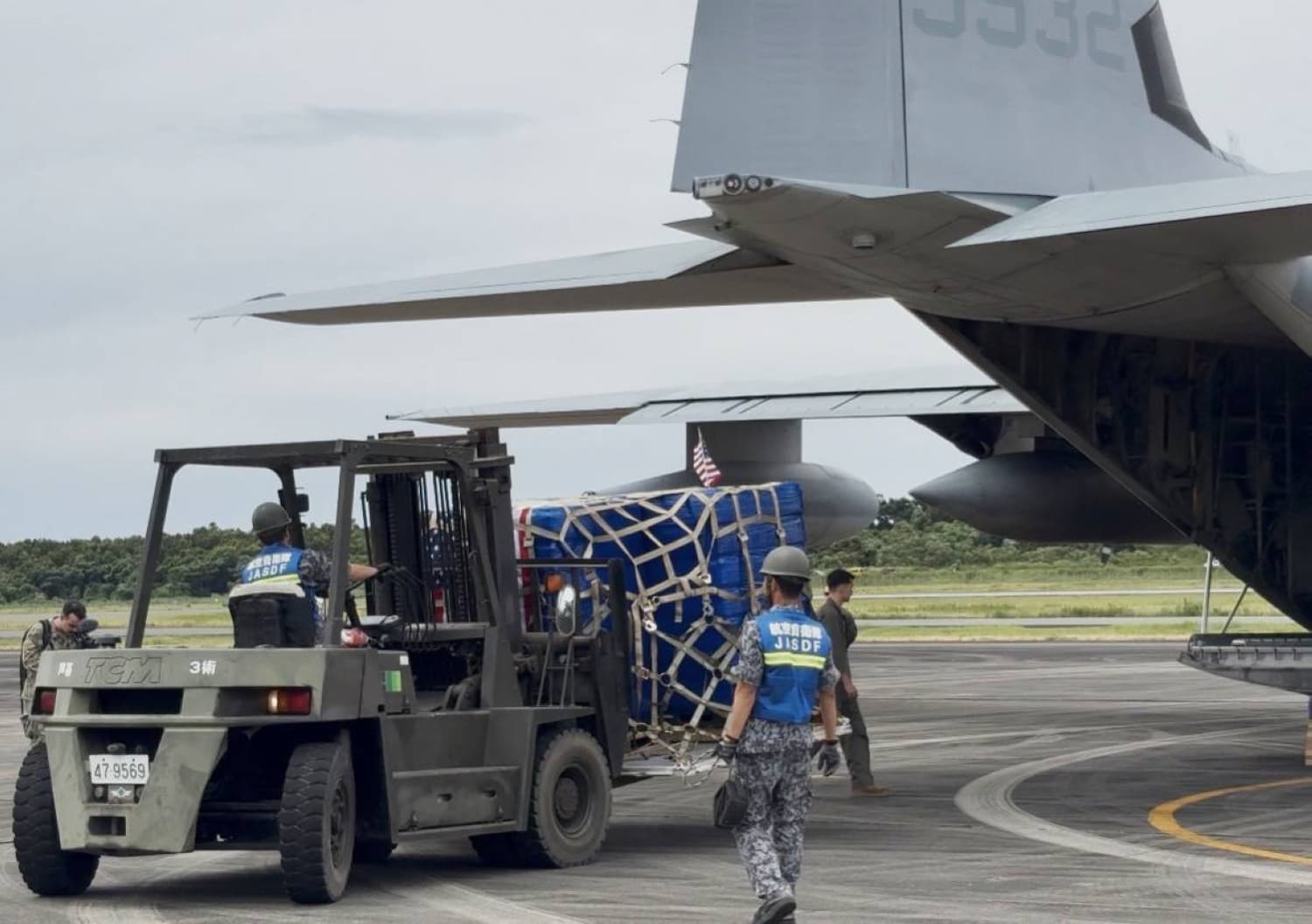 US forces airlift drinking water to quake-hit Kumamoto