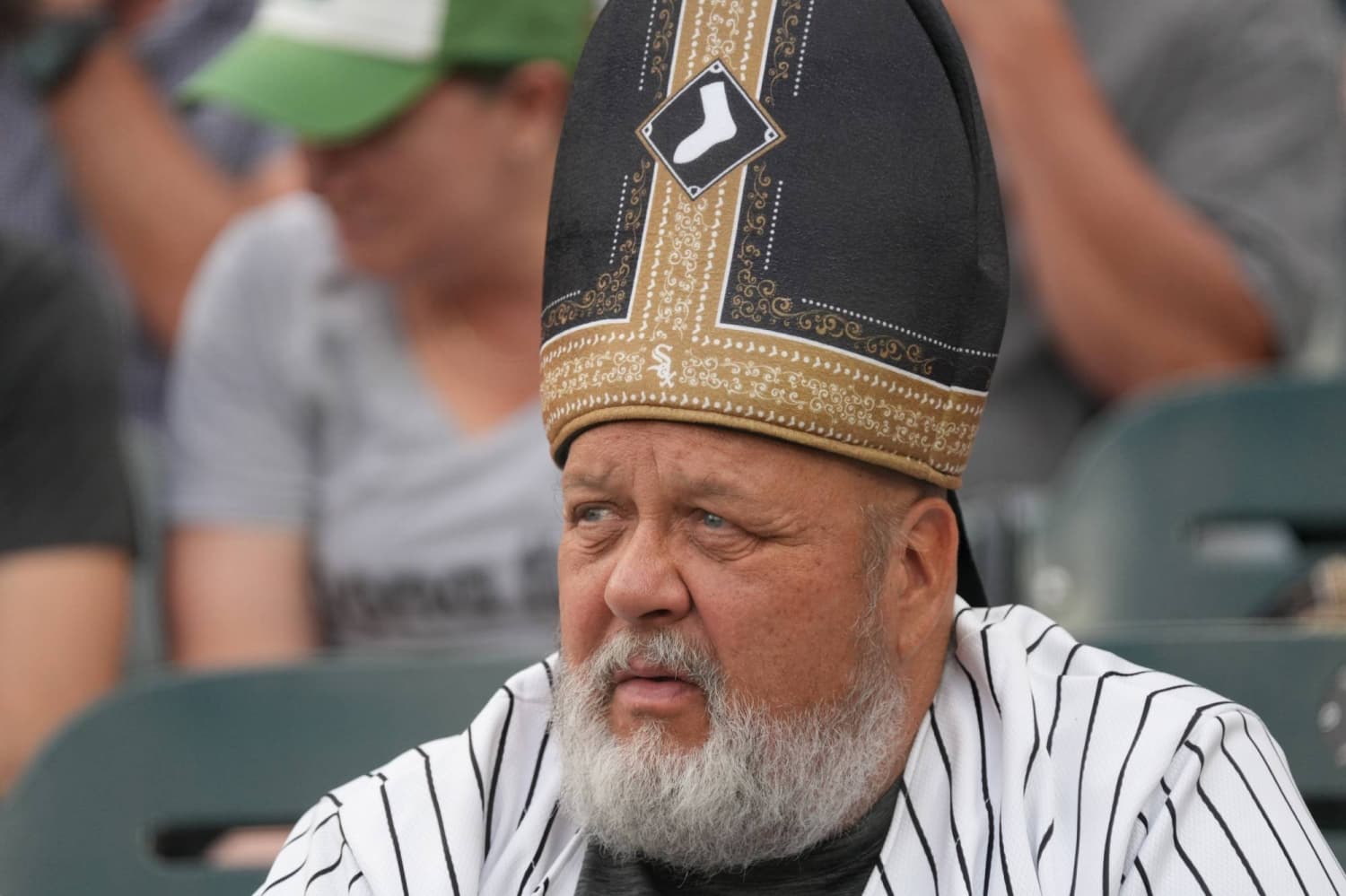 Reds rally late, beat the White Sox 5-4 in the 10th to spoil pope hat giveaway night