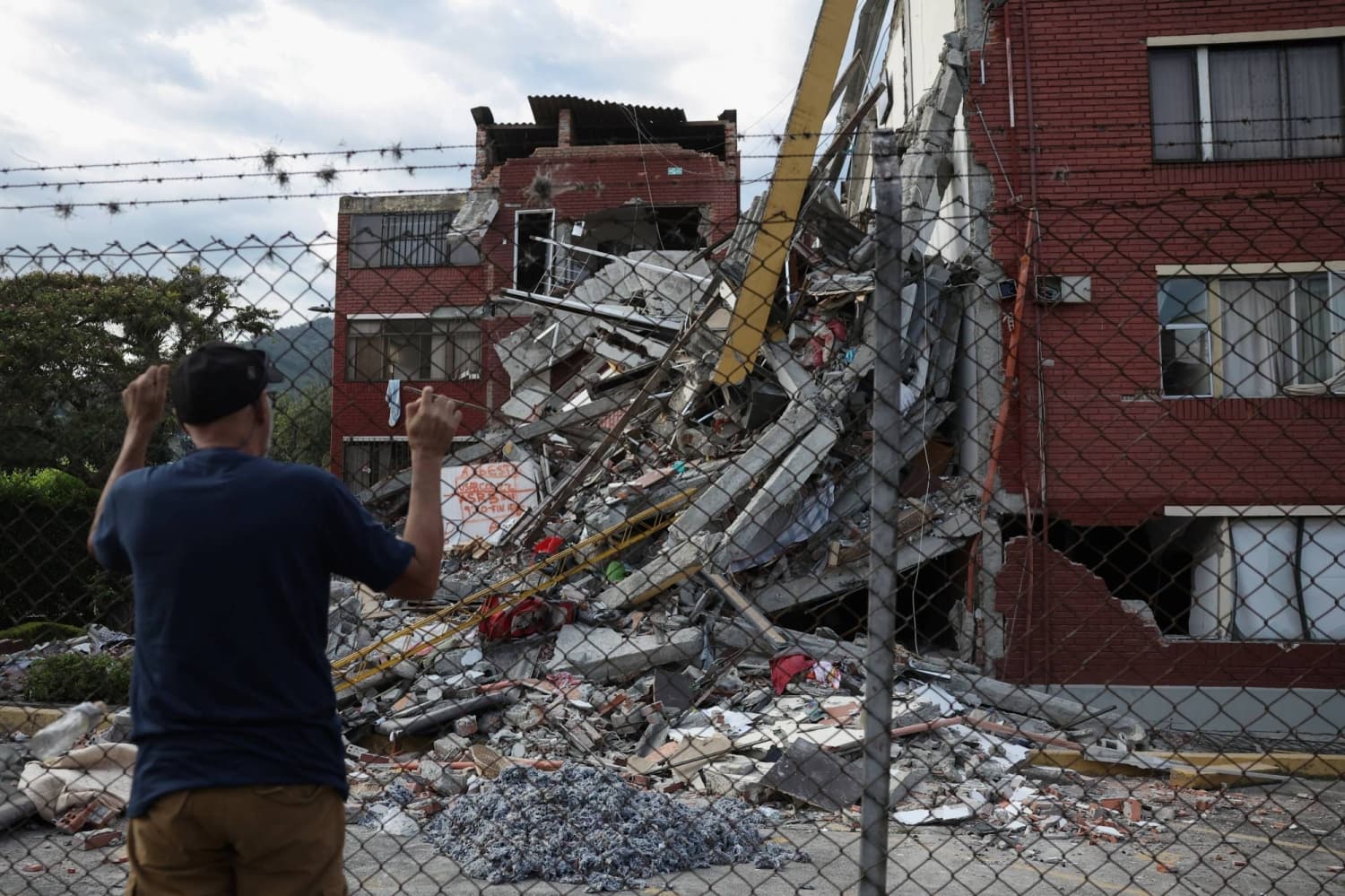 Hundreds still missing in Colombia as desperation grips earthquake rescue effort