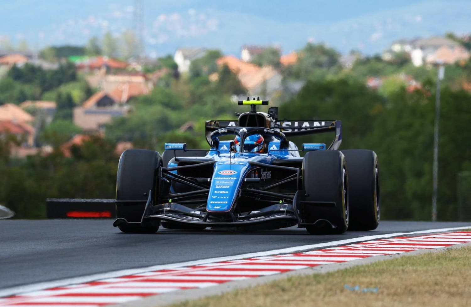 Carlos Sainz agrees to multiyear extension with Williams