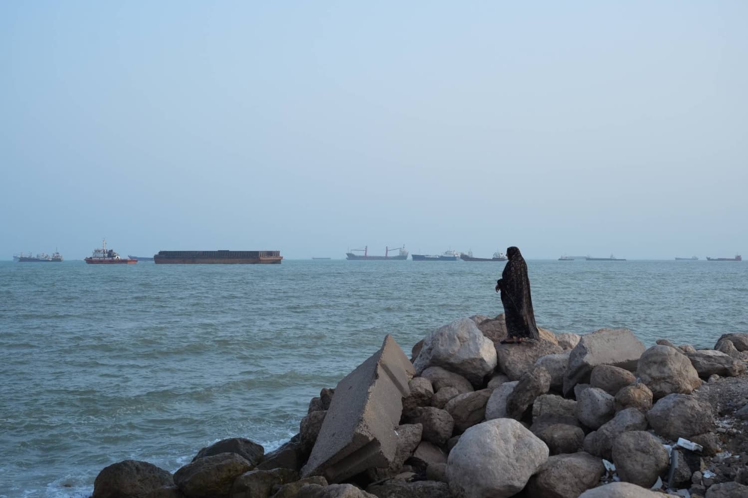 Iran and Oman push talks for ‘interim’ reopening of Hormuz