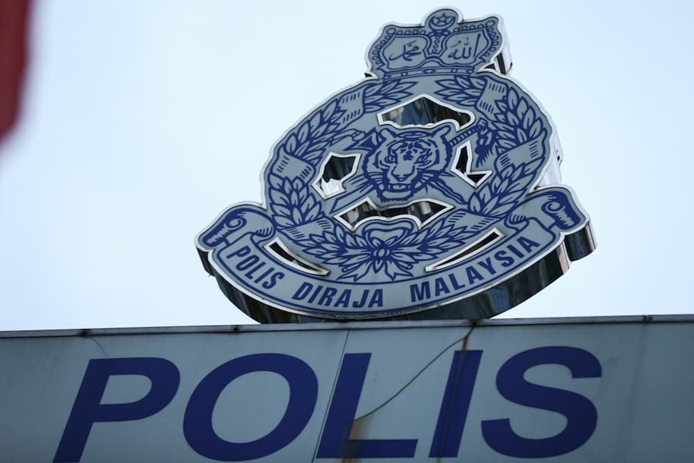 Machete-wielding man allegedly strikes car in high-beam dispute near Senai airport, two arrested