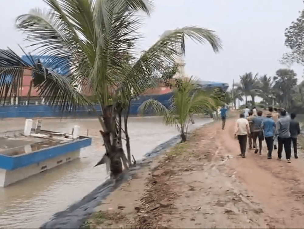 Singapore‑flagged ship crashes into riverbank near Kolkata, disaster narrowly averted