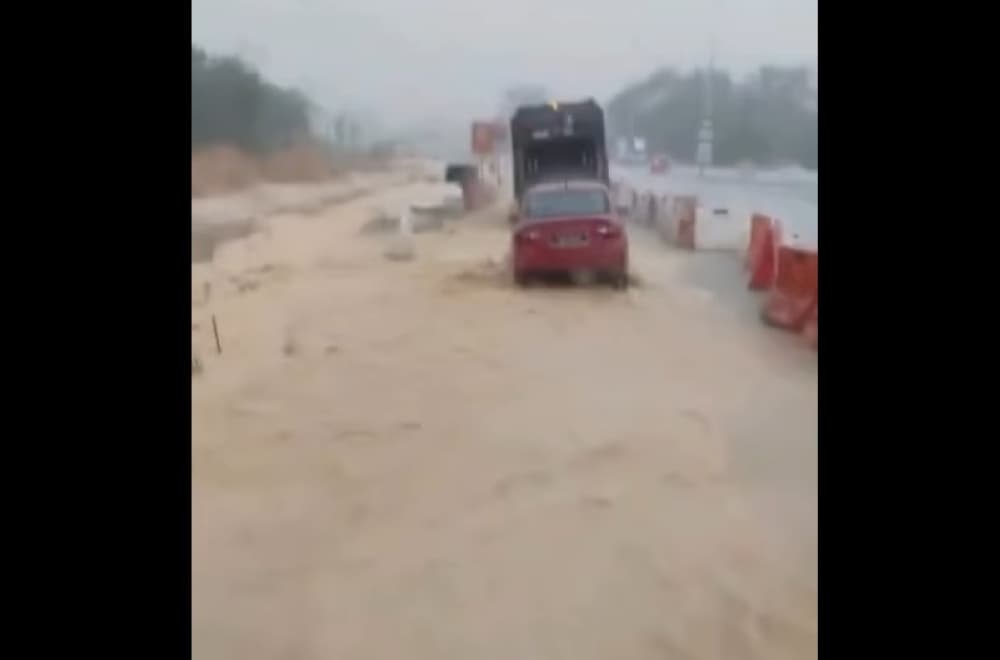 Flash floods hit parts of Puncak Alam after hour-long downpour (VIDEO)