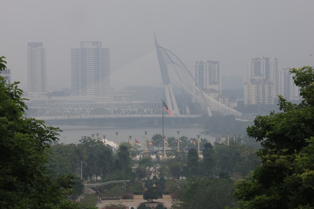 Haze persists across Malaysia as 17 stations record unhealthy air quality