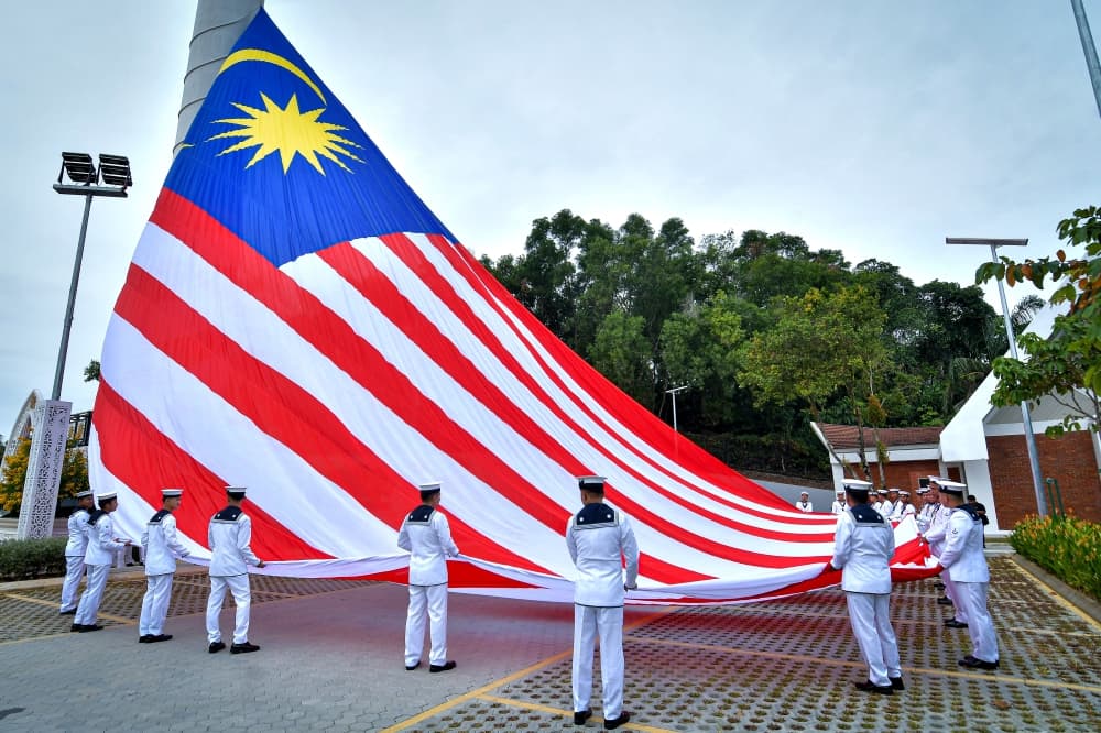 Look beyond racial and political lines this Merdeka, urges Sultan of Selangor