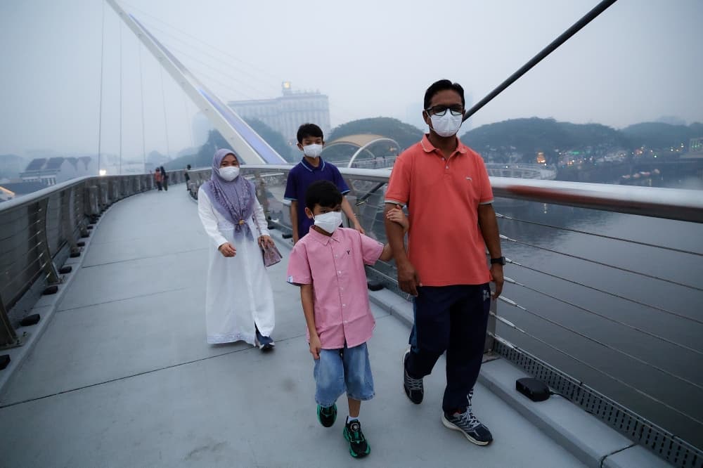 MOH monitors rise in respiratory infections and conjunctivitis in Sarawak amid haze crisis