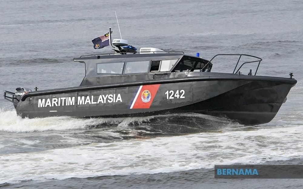 MMEA detains tugboat and dredger over suspected ship‑to‑ship transfer; RM260m oil cargo seized off Tanjung Buai